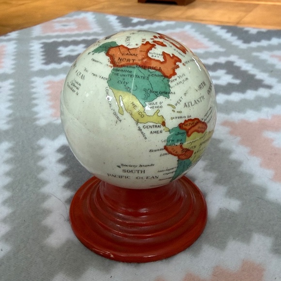 Vintage Antique Ceramic hand painted Globe with Red Base made in Japan - Picture 3 of 11